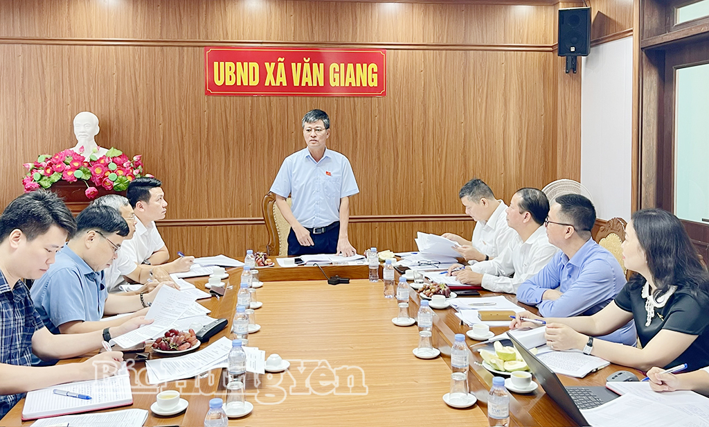 Đồng chí Lê Xuân Tiến, Ủy viên Ban Thường vụ Tỉnh ủy, Phó Chủ tịch Thường trực HĐND tỉnh và các đại biểu khảo sát thực địa tại xã Văn Giang.