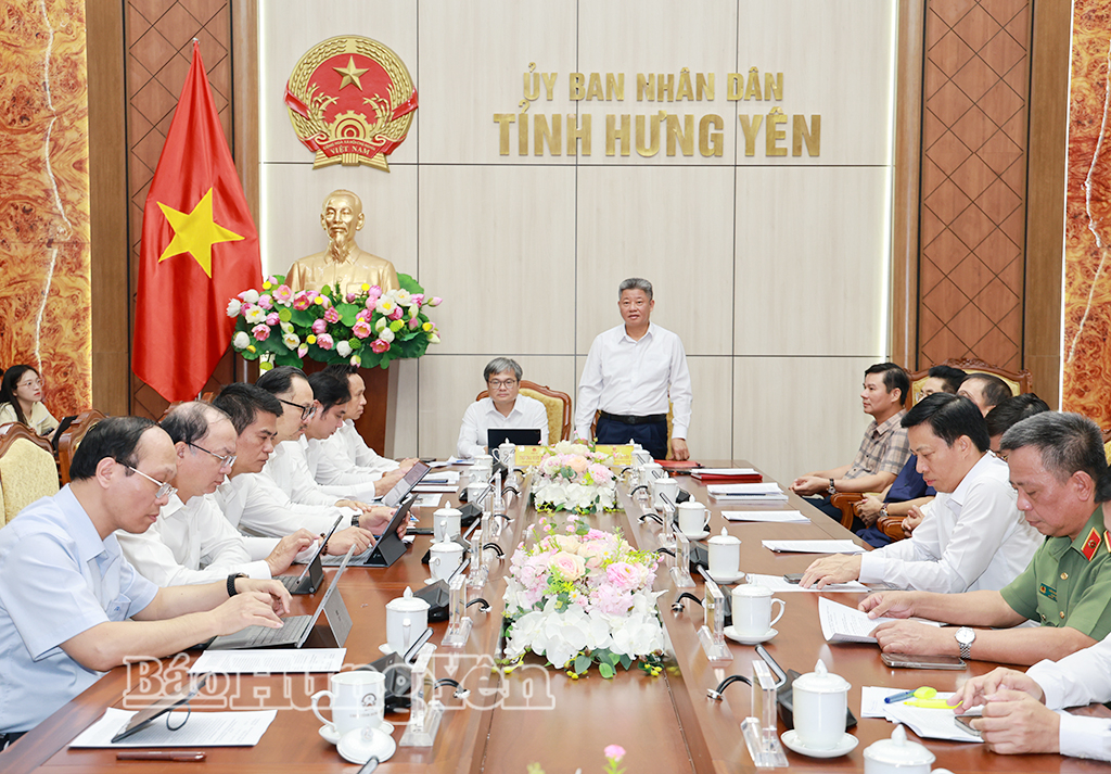 Các đồng chí: Nguyễn Mạnh Quyền, Phó Bí thư Tỉnh ủy, Chủ tịch UBND tỉnh Hưng Yên; Trương Việt Dũng, Phó Chủ tịch UBND thành phố Hà Nội và các đại biểu dự buổi làm việc.