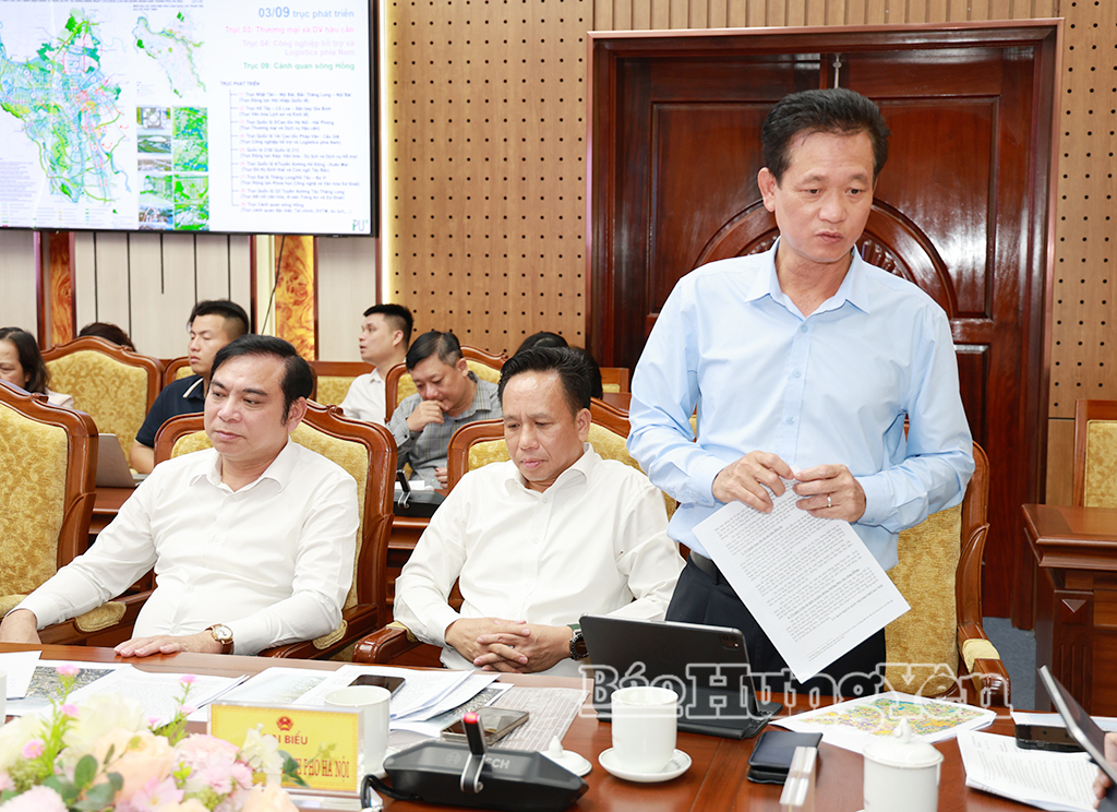 Đại biểu UBND thành phố Hà Nội phát biểu tại buổi làm việc.
