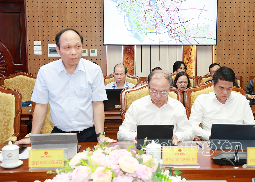 Đại biểu UBND thành phố Hà Nội phát biểu tại buổi làm việc.
