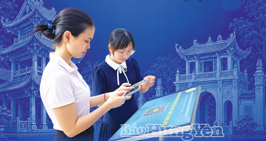 Du khách quét mã QR để tìm hiểu thông tin về chùa Keo (xã Vũ Tiên).
