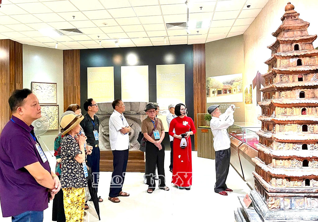 Du khách tham quan Bảo tàng tỉnh.