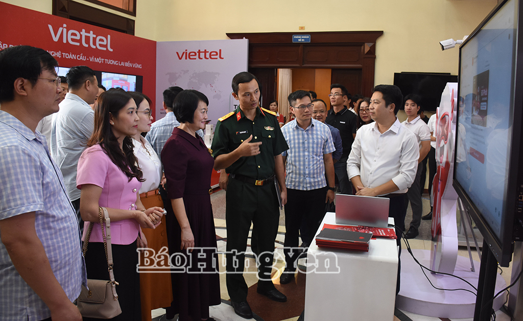 Các đại biểu tham quan gian hàng chuyển đổi số của Viettel Hưng Yên.