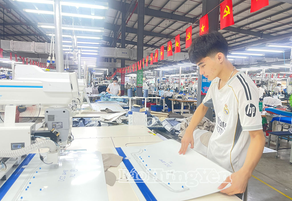 Sản xuất tại Xí nghiệp Veston Hưng Hà (Tổng Công ty May 10).