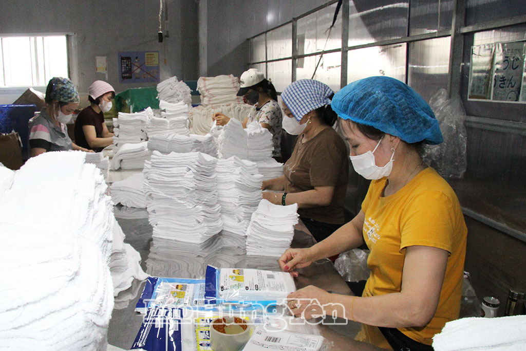 Sản xuất tại Công ty TNHH Dệt may xuất khẩu Hồng Nhật, xã Tiên La.