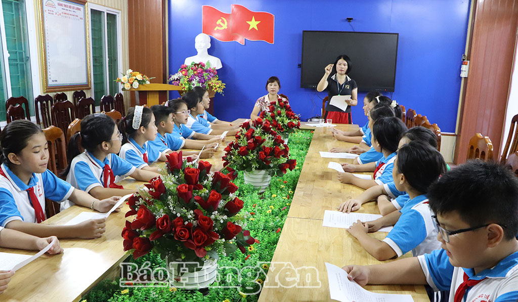 Cô và trò Trường Tiểu học Nam Kiến Xương tập hát chèo.