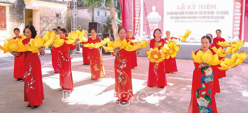 Tiết mục múa, hát chèo của tổ văn nghệ thôn Bình Minh 2.