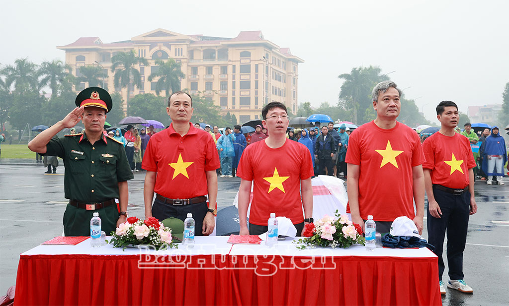 Các đại biểu cùng Nhân dân tham gia lễ phát động.
