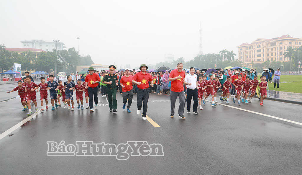 Các đại biểu và các tầng lớp Nhân dân chạy đồng hành tại lễ phát động.