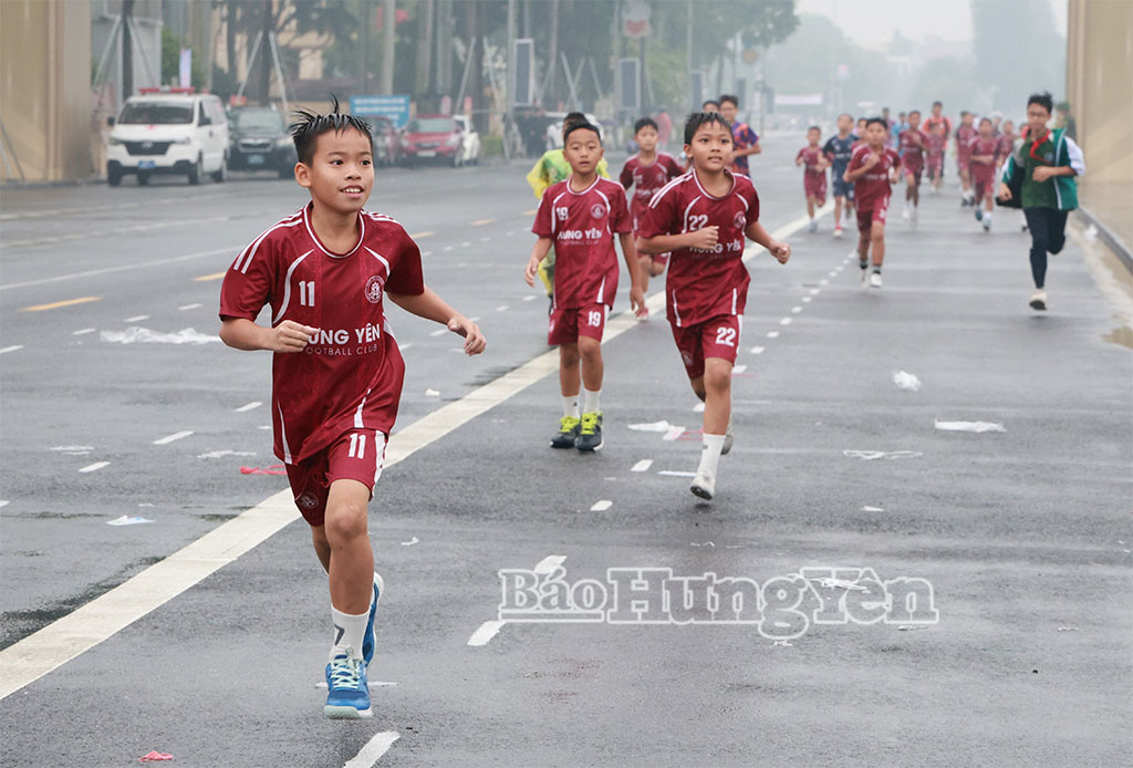 Cầu thủ U11 Hưng Yên tham gia chạy đồng hành hưởng ứng lễ phát động.