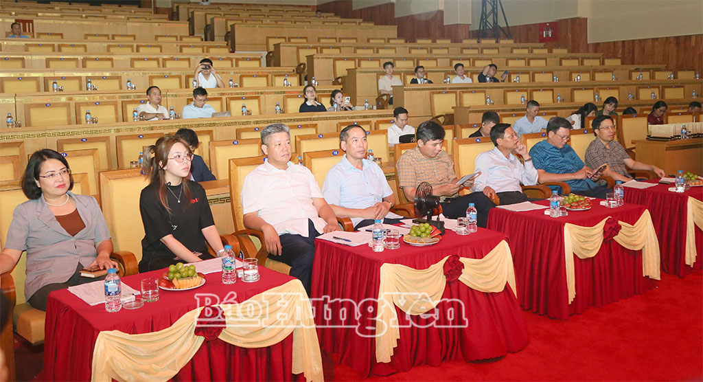 Đồng chí Nguyễn Mạnh Quyền, Phó Bí thư Tỉnh ủy, Chủ tịch UBND tỉnh và các đại biểu theo dõi các nội dung tại buổi tổng duyệt.