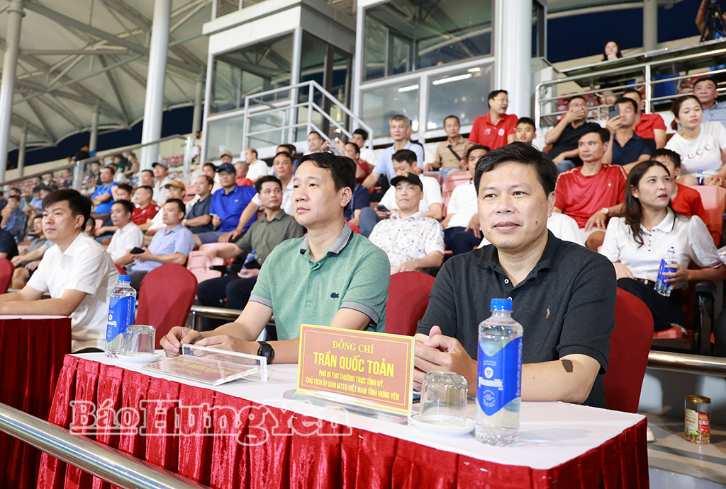 Đồng chí Trần Quốc Toản, Phó Bí thư Thường trực Tỉnh ủy, Chủ tịch Ủy ban MTTQ Việt Nam tỉnh cùng các đại biểu dự khán trận đấu.