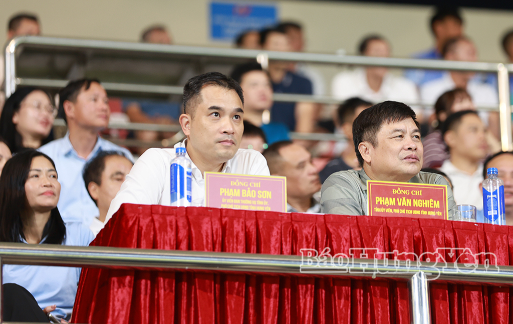 Đồng chí Phạm Bảo Sơn, Ủy viên Ban Thường vụ Tỉnh ủy, Phó Chủ tịch UBND tỉnh và đồng chí Phạm Văn Nghiêm, Phó Chủ tịch UBND tỉnh dự khán trận đấu.
