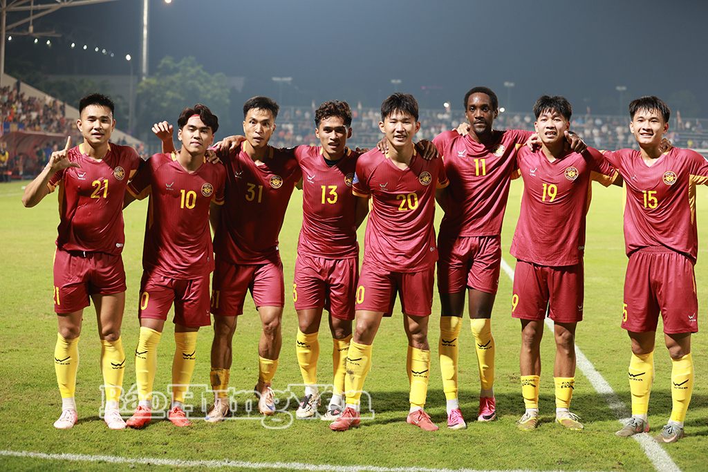 Các cầu thủ đội bóng Hưng Yên FC ăn mừng bàn thắng.
