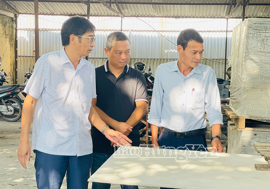 Công ty Cổ phần Việt Thái, xã Hưng Hà tập trung nghiên cứu, sản xuất sản phẩm mới là tấm phẳng Cemboard khổ rộng 2m x 1m.