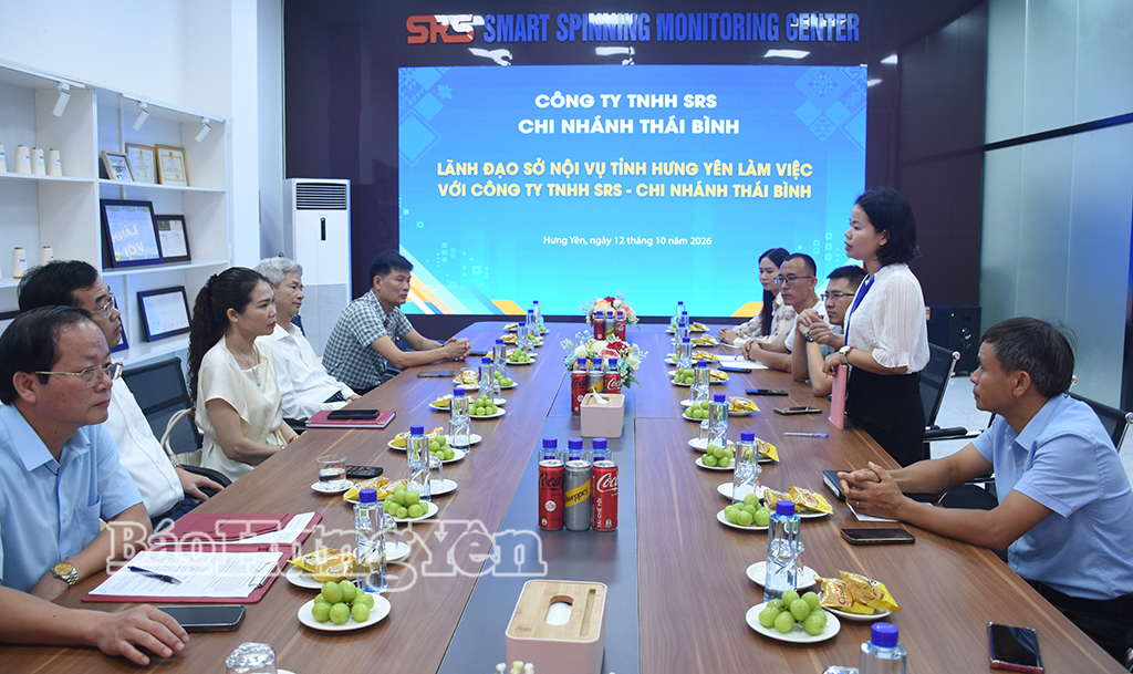 Đồng chí Giám đốc Sở Nội vụ Đào Hồng Vận tới khảo sát vấn đề lao động, việc làm tại Công ty TNHH SRS, chi nhánh Thái Bình.