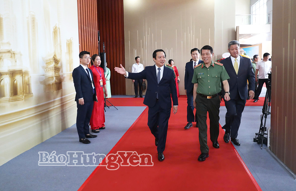 Thủ tướng Chính phủ Lê Minh Hưng và Bộ trưởng Bộ Công an Lương Tam Quang dự hội nghị công bố Quy hoạch tỉnh Hưng Yên thời kỳ 2021 - 2030, tầm nhìn đến năm 2050.