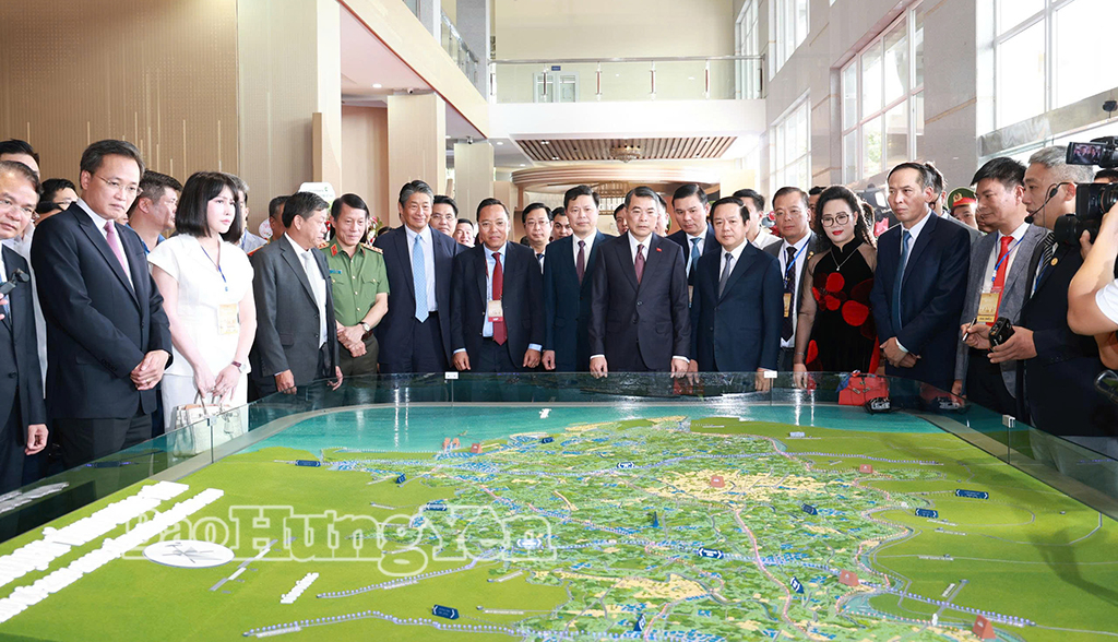 Thủ tướng Chính phủ Lê Minh Hưng, Bộ trưởng Bộ Công an Lương Tam Quang cùng các đại biểu tham quan Sa bàn Quy hoạch tỉnh Hưng Yên thời kỳ 2021 - 2030, tầm nhìn đến năm 2050.