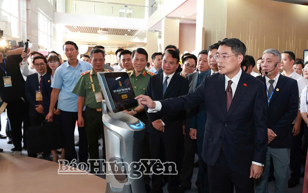 Thủ tướng Chính phủ Lê Minh Hưng, Bộ trưởng Bộ Công an Lương Tam Quang cùng các đại biểu trải nghiệm robot AI, màn hình cảm ứng giới thiệu về quy hoạch.