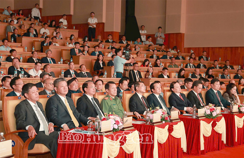Thủ tướng Chính phủ Lê Minh Hưng và Đại tướng Lương Tam Quang, Ủy viên Bộ Chính trị, Bí thư Đảng ủy Công an Trung ương, Bộ trưởng Bộ Công an cùng các đại biểu dự hội nghị công bố Quy hoạch tỉnh Hưng Yên thời kỳ 2021 - 2030, tầm nhìn đến năm 2050.