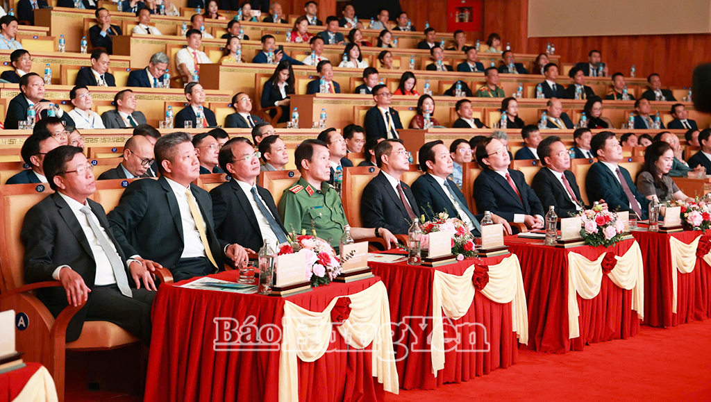 Thủ tướng Chính phủ Lê Minh Hưng và Đại tướng Lương Tam Quang, Ủy viên Bộ Chính trị, Bí thư Đảng ủy Công an Trung ương, Bộ trưởng Bộ Công an cùng các đại biểu dự hội nghị công bố Quy hoạch tỉnh Hưng Yên thời kỳ 2021 - 2030, tầm nhìn đến năm 2050.