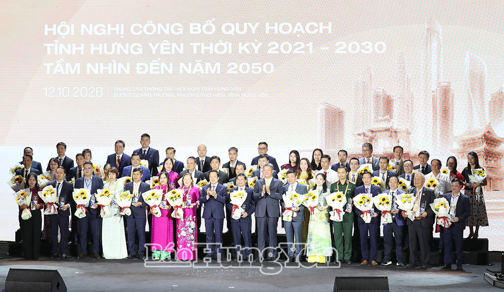 Các đồng chí: Phạm Quang Ngọc, Ủy viên Ban Chấp hành Trung ương Đảng, Bí thư Tỉnh ủy; Nguyễn Mạnh Quyền, Phó Bí thư Tỉnh ủy, Chủ tịch UBND tỉnh trao hoa, tặng quà vinh danh các doanh nghiệp, doanh nhân và nhà đầu tư có thành tích đóng góp cho phát triển kinh tế - xã hội của tỉnh Hưng Yên.
