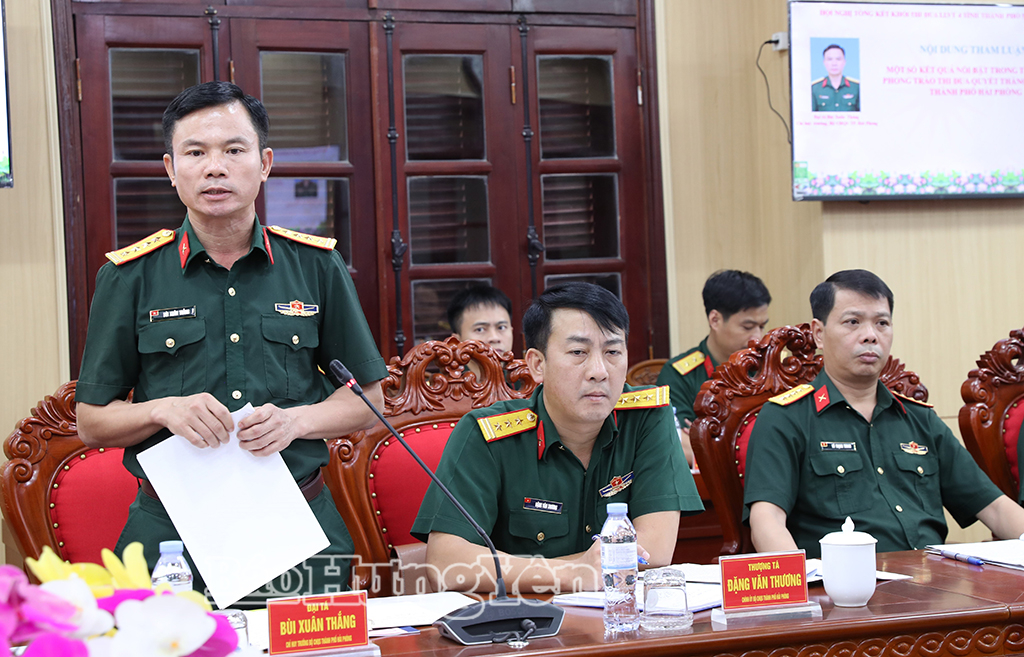 Lãnh đạo Bộ CHQS thành phố Hải Phòng phát biểu tại hội nghị.