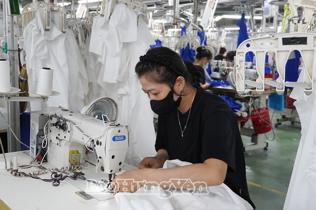 Công nhân Công ty cổ phần Tập đoàn May Đại Dương thi đua lao động sản xuất.