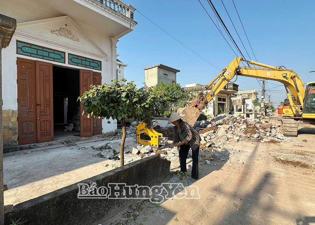 Người dân thôn Bình Định, xã Hưng Phú tự nguyện tháo dỡ tường và hiến đất mở rộng đường.