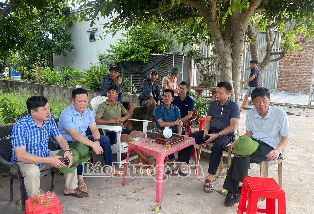 Lãnh đạo UBND xã Hưng Phú gặp gỡ vận động người dân tự nguyện hiến đất làm đường.