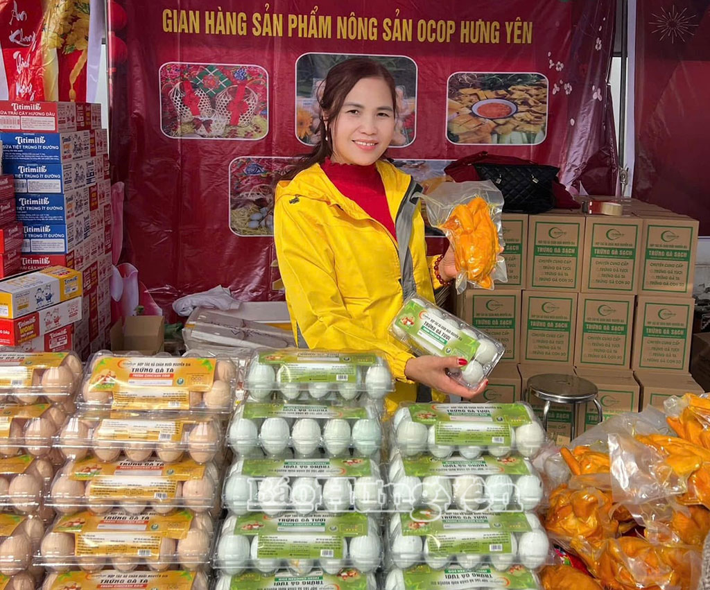 Sản phẩm trứng gà của HTX Chăn nuôi Nguyễn Gia được quảng bá, trưng bày tại hội chợ thương mại.