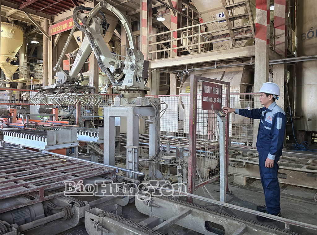 Công nhân Công ty Cổ phần ABC Việt Nam (xã Đoàn Đào) vận hành máy robot bốc xếp sản phẩm.