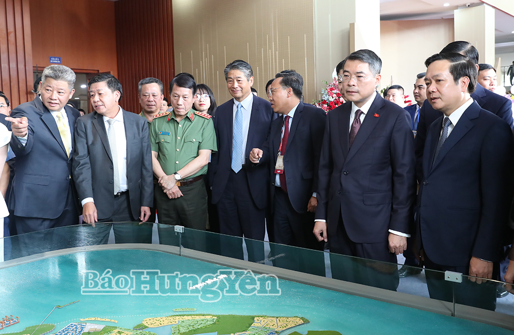 Thủ tướng Chính phủ Lê Minh Hưng và Đại tướng Lương Tam Quang, Ủy viên Bộ Chính trị, Bí thư Đảng ủy Công an Trung ương, Bộ trưởng Bộ Công an cùng các đại biểu tham quan Sa bàn Quy hoạch tỉnh Hưng Yên thời kỳ 2021 - 2030, tầm nhìn đến năm 2050.