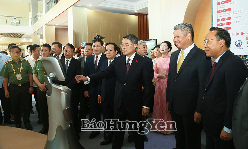 Thủ tướng Chính phủ Lê Minh Hưng và Đại tướng Lương Tam Quang, Ủy viên Bộ Chính trị, Bí thư Đảng ủy Công an Trung ương, Bộ trưởng Bộ Công an cùng các đại biểu trải nghiệm robot AI, màn hình cảm ứng giới thiệu về quy hoạch.