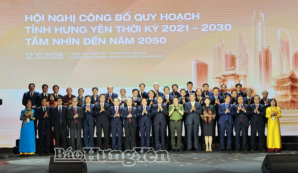 Thủ tướng Chính phủ Lê Minh Hưng và Đại tướng Lương Tam Quang, Ủy viên Bộ Chính trị, Bí thư Đảng ủy Công an Trung ương, Bộ trưởng Bộ Công an chụp ảnh lưu niệm cùng các đại biểu.