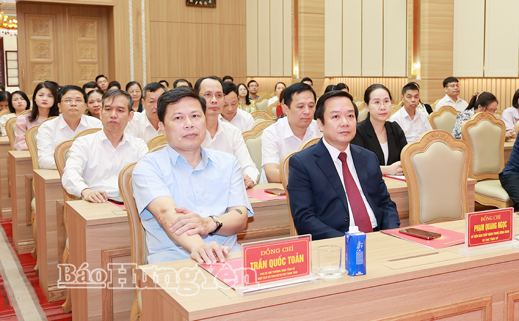 Các đồng chí: Phạm Quang Ngọc, Ủy viên Ban Chấp hành Trung ương Đảng, Bí thư Tỉnh ủy; Trần Quốc Toản, Phó Bí thư Thường trực Tỉnh ủy, Chủ tịch Ủy ban MTTQ Việt Nam tỉnh cùng các đại biểu dự hội nghị.