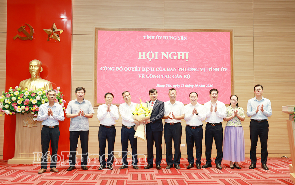 Lãnh đạo, cán bộ Văn phòng Tỉnh ủy tặng hoa chúc mừng đồng chí Nguyễn Tuấn Phong.