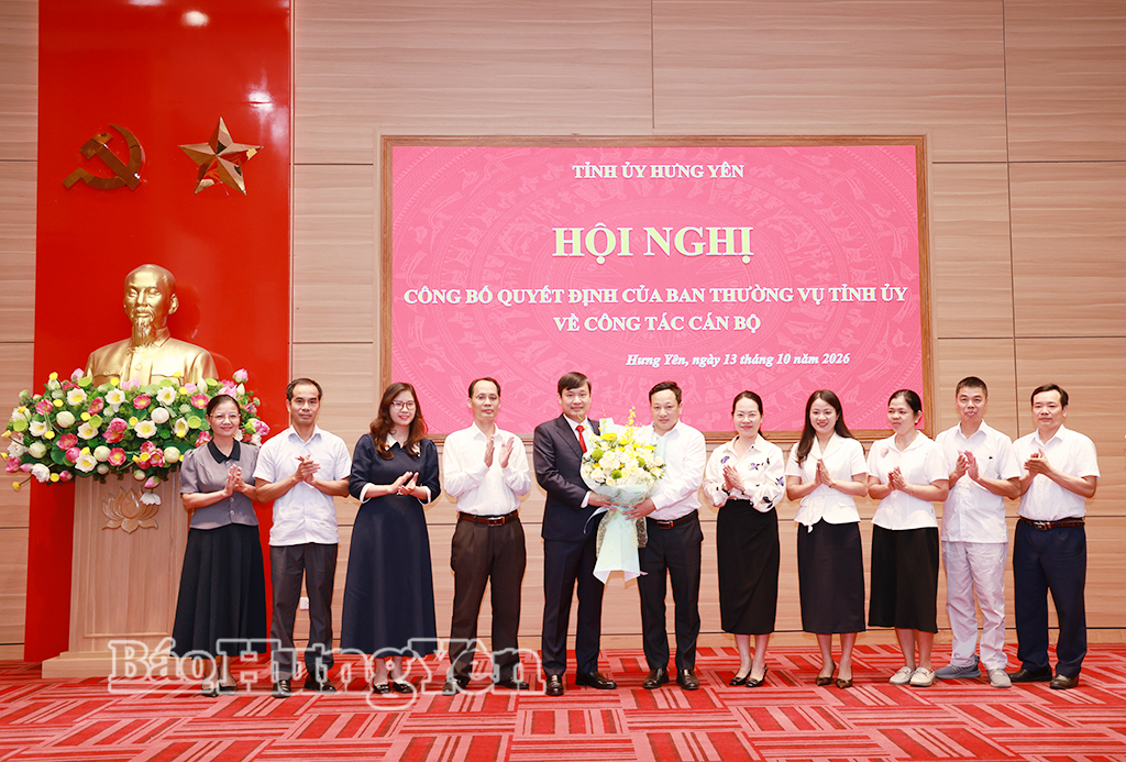 Lãnh đạo, cán bộ Ban Tuyên giáo Tỉnh ủy tặng hoa chúc mừng đồng chí Nguyễn Tuấn Phong.