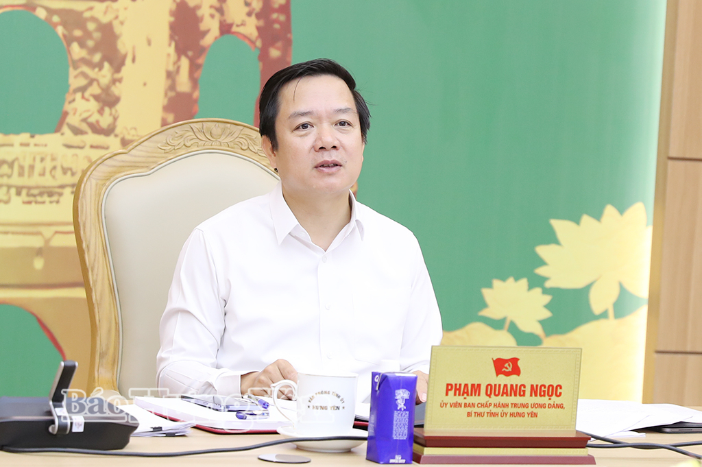 Đồng chí Phạm Quang Ngọc, Ủy viên Ban Chấp hành Trung ương Đảng, Bí thư Tỉnh ủy phát biểu tại cuộc họp.