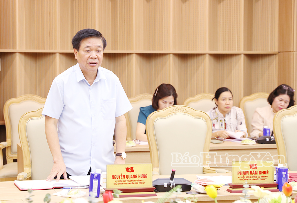 Đồng chí Nguyễn Quang Hưng, Ủy viên Ban Thường vụ Tỉnh ủy, Chủ nhiệm Ủy ban Kiểm tra Tỉnh ủy phát biểu tại cuộc họp.