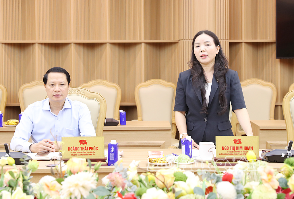 Đồng chí Ngô Thị Kim Hoàn, Ủy viên Ban Thường vụ Tỉnh ủy, Phó Chủ tịch Thường trực Ủy ban MTTQ Việt Nam tỉnh phát biểu tại cuộc họp.