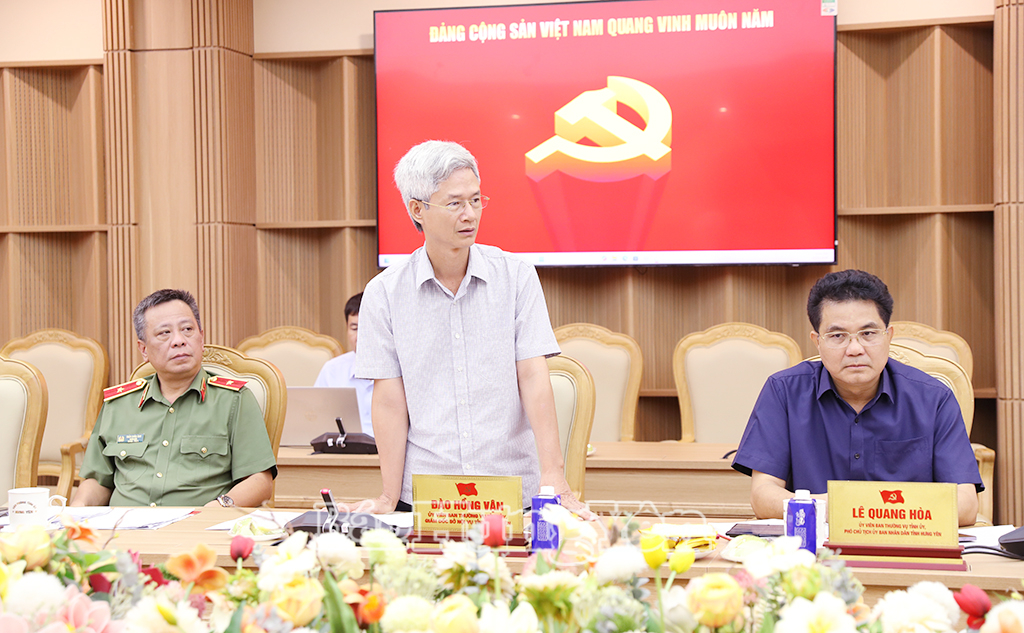 Đồng chí Đào Hồng Vận, Ủy viên Ban Thường vụ Tỉnh ủy, Giám đốc Sở Nội vụ phát biểu tại cuộc họp.