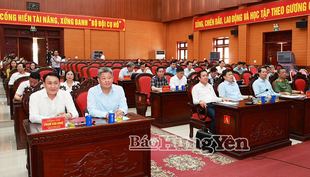 Các đồng chí lãnh đạo tỉnh và đại biểu dự hội nghị.