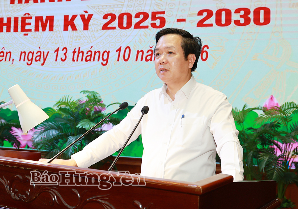 Đồng chí Phạm Quang Ngọc, Ủy viên Ban Chấp hành Trung ương Đảng, Bí thư Tỉnh ủy phát biểu tại hội nghị.