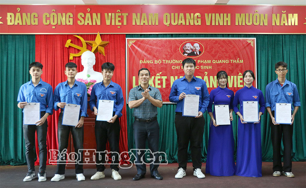 Lãnh đạo Đảng ủy xã Vũ Tiên trao quyết định kết nạp đảng viên cho các học sinh ưu tú Trường THPT Phạm Quang Thẩm.