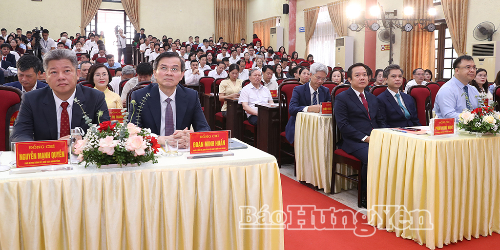 Các đồng chí: Phó Giáo sư, Tiến sĩ Đoàn Minh Huấn, Ủy viên Bộ Chính trị, Giám đốc Học viện Chính trị quốc gia Hồ Chí Minh; Phạm Quang Ngọc, Ủy viên Ban Chấp hành Trung ương Đảng, Bí thư Tỉnh ủy; Nguyễn Văn Chiến, Phó Trưởng ban Tuyên giáo Trung ương; Nguyễn Mạnh Quyền, Phó Bí thư Tỉnh ủy, Chủ tịch UBND tỉnh và đại biểu dự buổi lễ.