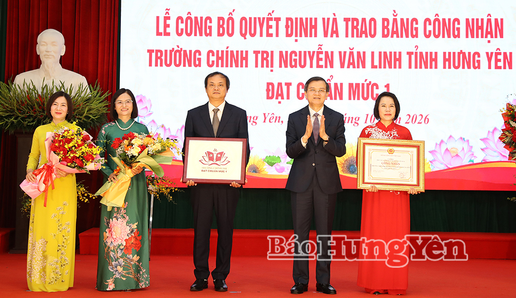 Phó Giáo sư, Tiến sĩ Đoàn Minh Huấn, Ủy viên Bộ Chính trị, Giám đốc Học viện Chính trị quốc gia Hồ Chí Minh trao Bằng công nhận trường chính trị đạt chuẩn mức 1 và tặng biểu trưng trường chính trị đạt chuẩn mức 1 cho Trường Chính trị Nguyễn Văn Linh.