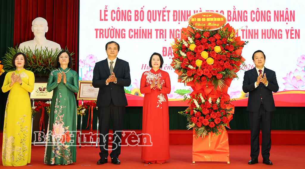 Đồng chí Phạm Quang Ngọc, Ủy viên Ban Chấp hành Trung ương Đảng, Bí thư Tỉnh ủy tặng hoa chúc mừng Trường Chính trị Nguyễn Văn Linh.