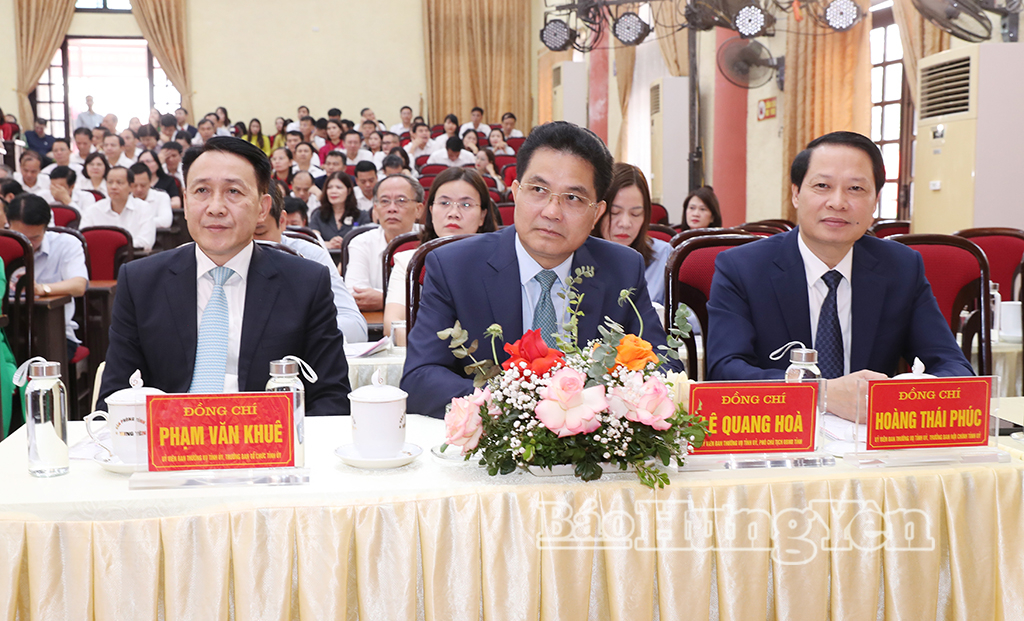 Các đại biểu dự buổi lễ.