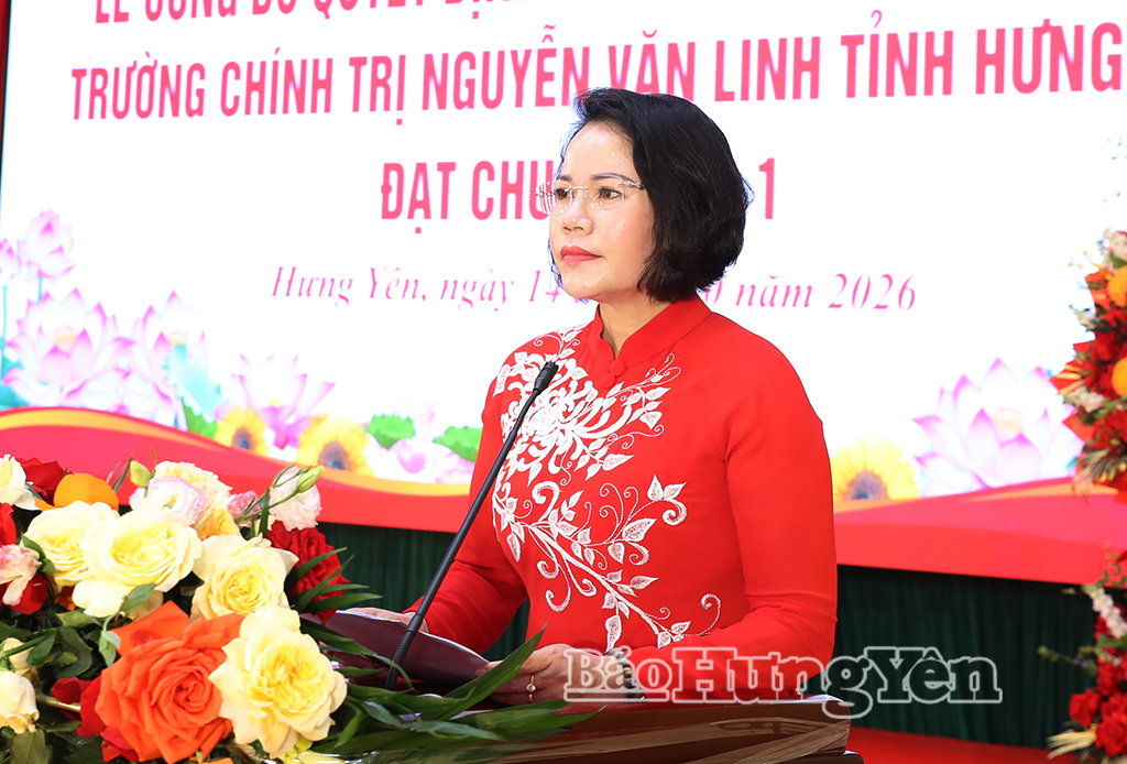 Đồng chí Quách Thị Hương, Ủy viên Ban Thường vụ Tỉnh ủy, Hiệu trưởng Trường Chính trị Nguyễn Văn Linh báo cáo kết quả của nhà trường tại buổi lễ.